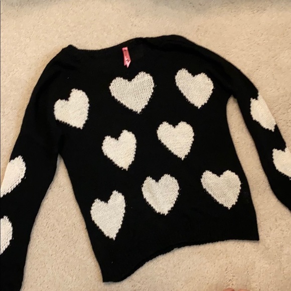 Black lightweight sweater with ivory hearts - Picture 1 of 1